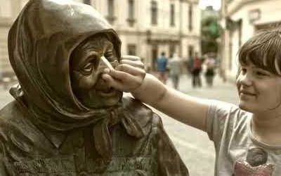 Szabad Színház – Mesélő Házak- Kati néni szobor