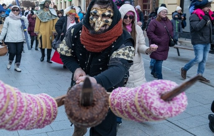 Kedves elszánt, tavaszváró fehérváriak! Nagyon köszönjük, hogy a sarkvidéki szél ellenére ennyien eljöttetek ma farsangi rendezvényünkre!