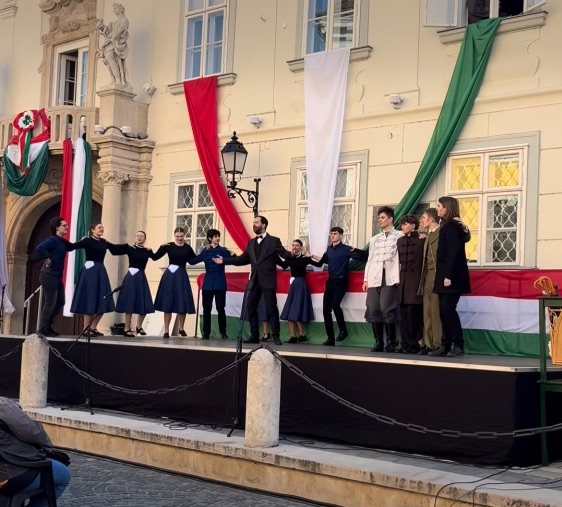 Részlet a délelőtti előadásból!🎭 16 órakor ismét várunk mindenkit a Városház téren!